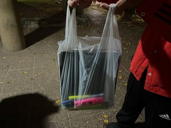 BaEl Pozo. Alumnos pueden ingresar a la escuela útiles en Bolsa